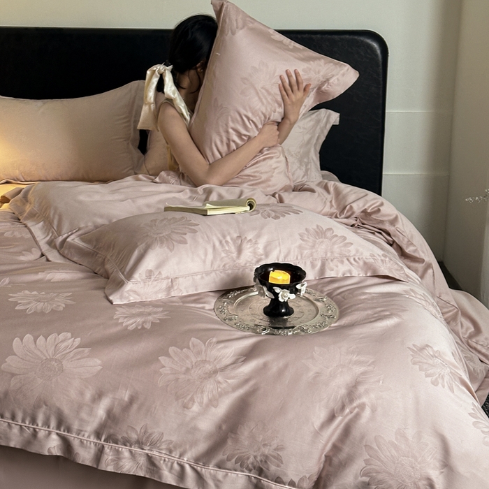 91家纺网 家纺一手货源 找家纺 睡棉坊 2026新款双股长绒棉四件套埋绳款全棉提花四件套 浮光浅梦-浅粉