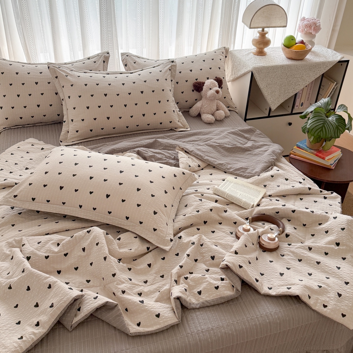 91家纺网 家纺一手货源 找家纺 禾沐 2026新款云感泡芙棉泡芙纱床盖夏被四件套 灰爱心