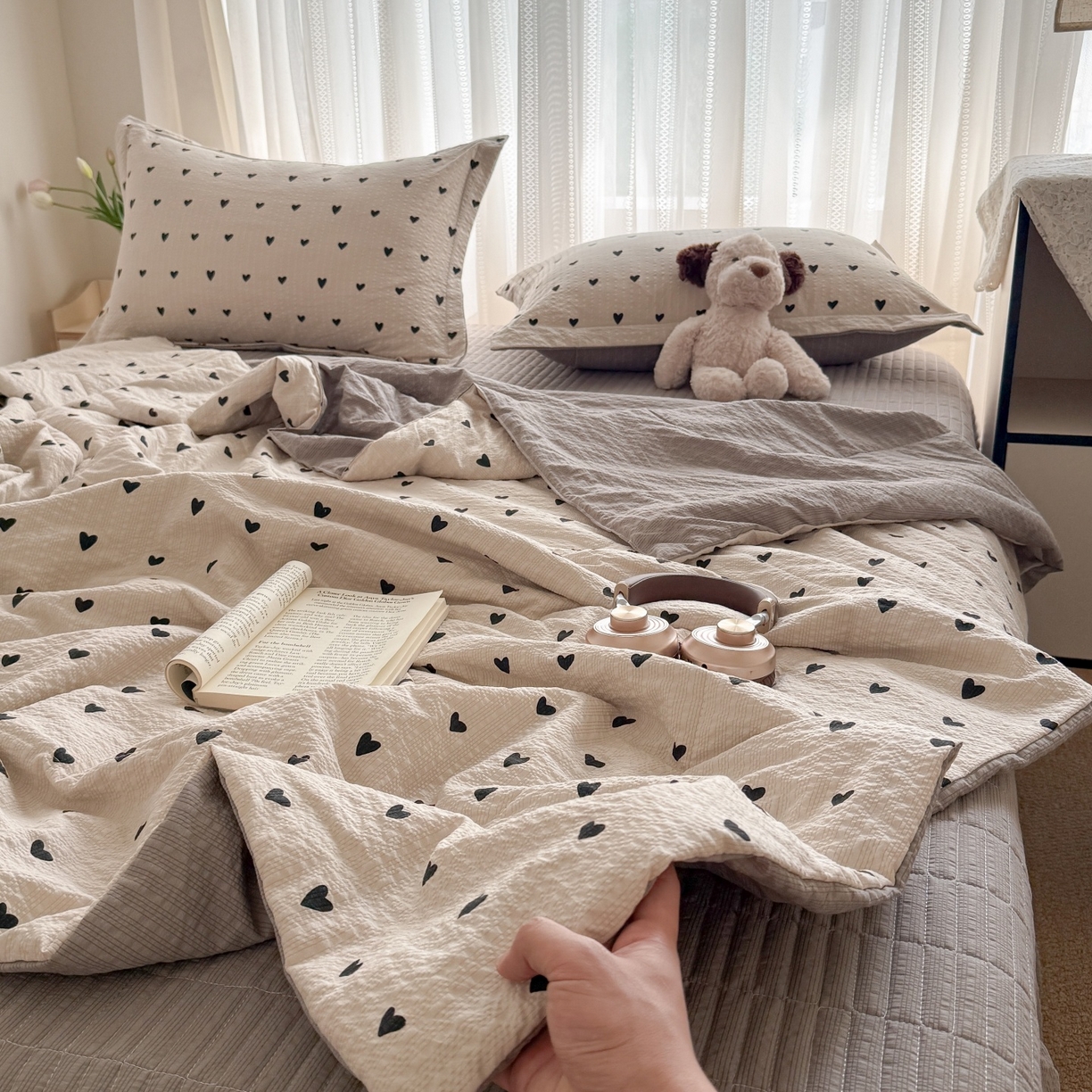 91家纺网 家纺一手货源 找家纺 禾沐 2026新款云感泡芙棉泡芙纱床盖夏被四件套 灰爱心