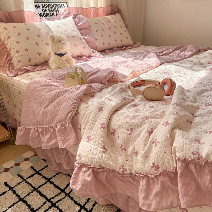 91家纺网 家纺一手货源 找家纺 禾沐 2026新款床盖款花边夏被四件套 粉蝴蝶结