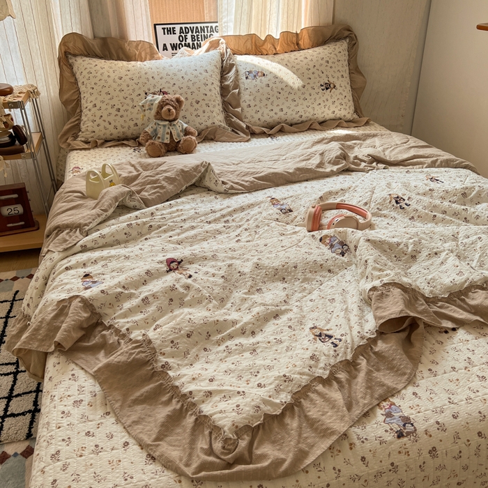 91家纺网 家纺一手货源 找家纺 禾沐 2026新款床盖款花边夏被四件套 花间娃娃