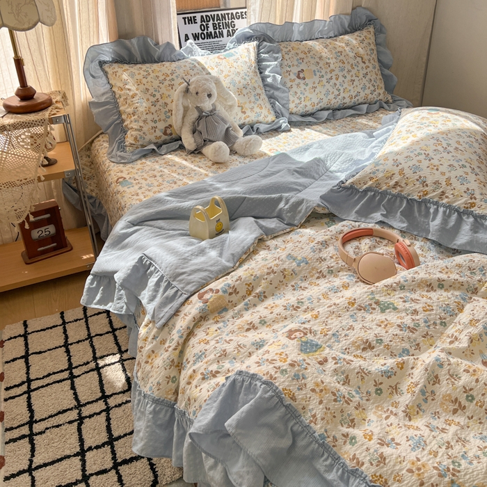 91家纺网 家纺一手货源 找家纺 禾沐 2026新款床盖款花边夏被四件套 花镜人偶黄