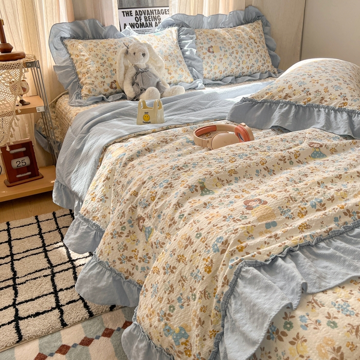 91家纺网 家纺一手货源 找家纺 禾沐 2026新款床盖款花边夏被四件套 花镜人偶黄