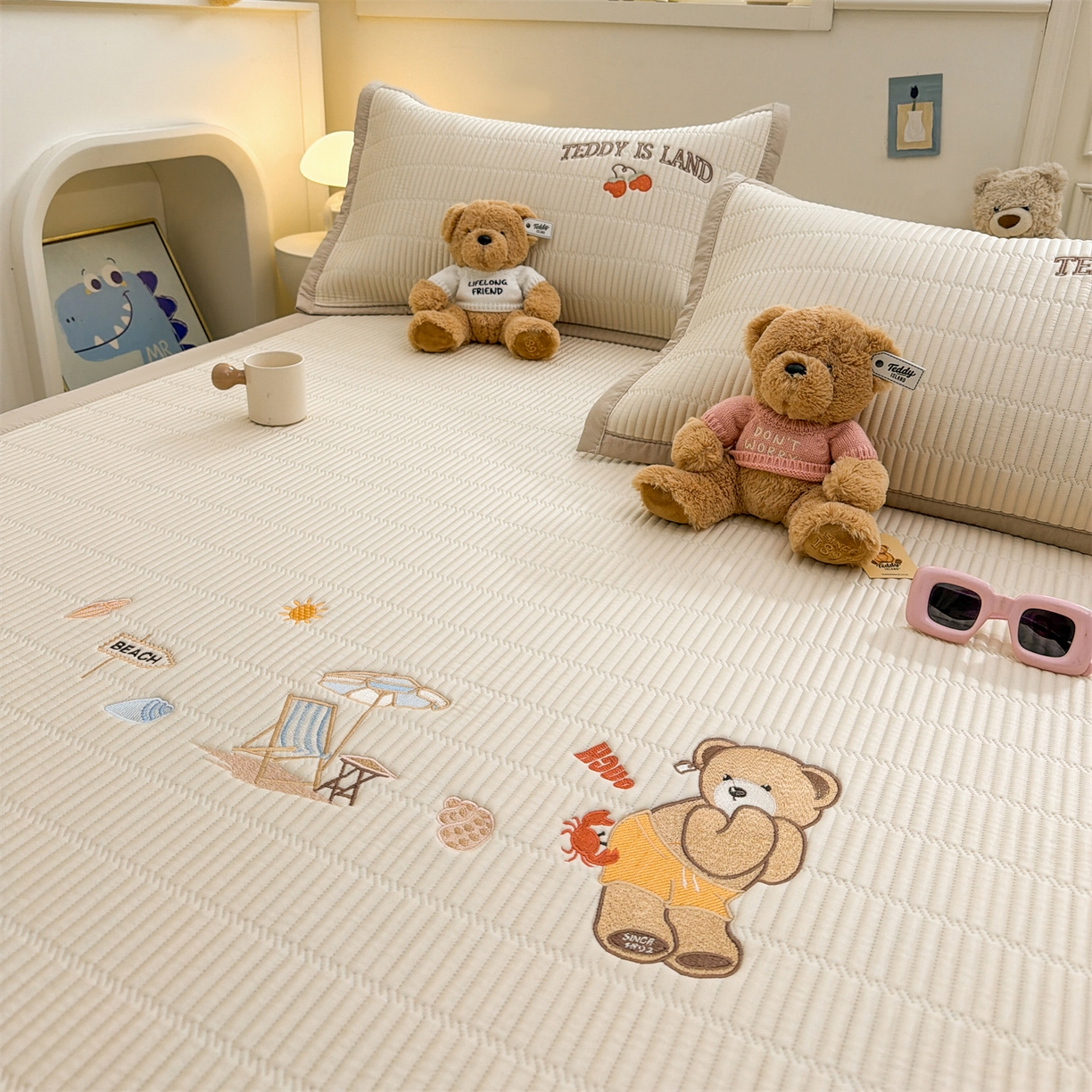 91家纺网 家纺一手货源 找家纺 慕木家纺 2026新款A类高端刺绣pe乙纶冰豆豆席爱兰系列正版授权（提供买家秀） 青屿熊语-米白床席款