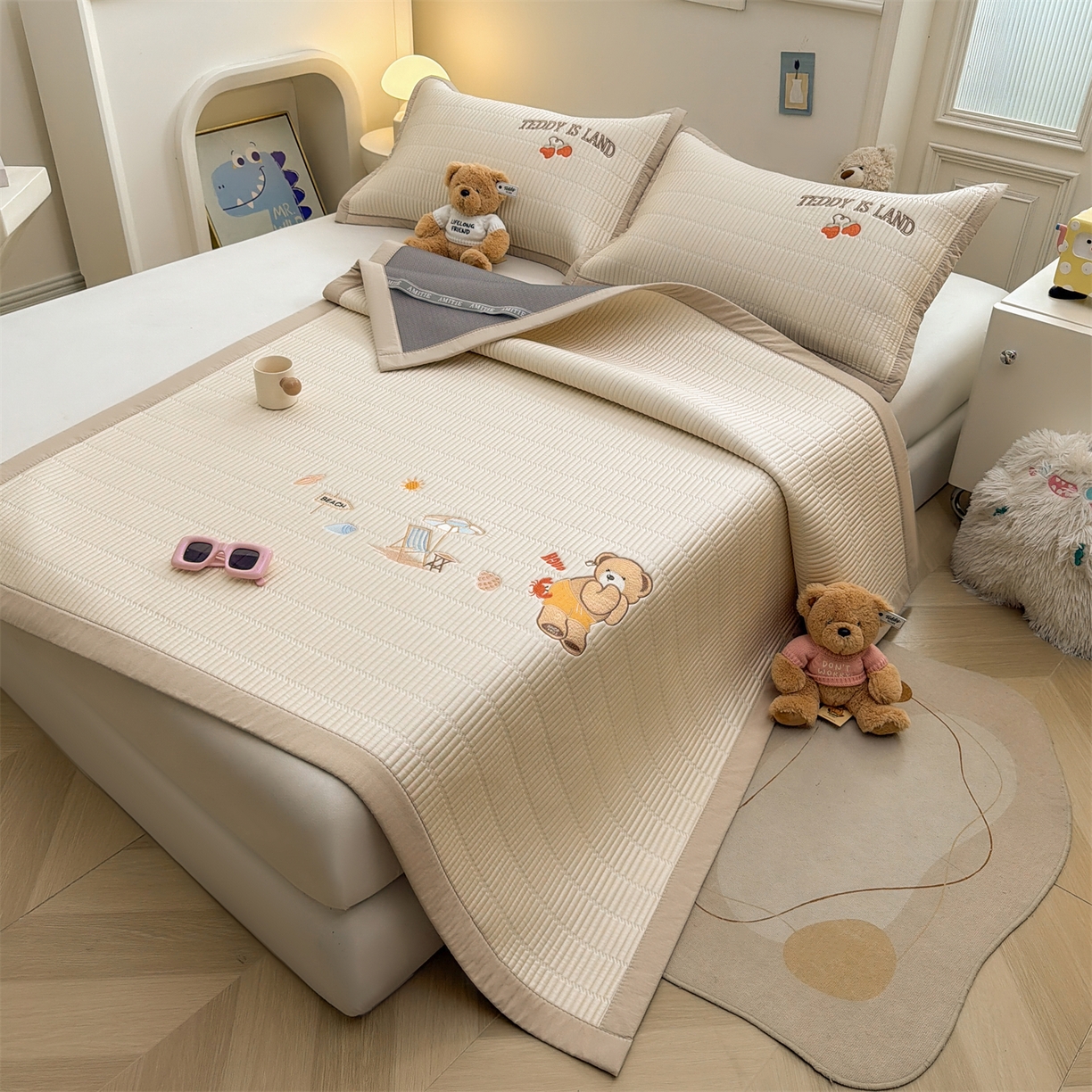 91家纺网 家纺一手货源 找家纺 慕木家纺 2026新款A类高端刺绣pe乙纶冰豆豆席爱兰系列正版授权（提供买家秀） 青屿熊语-米白床席款