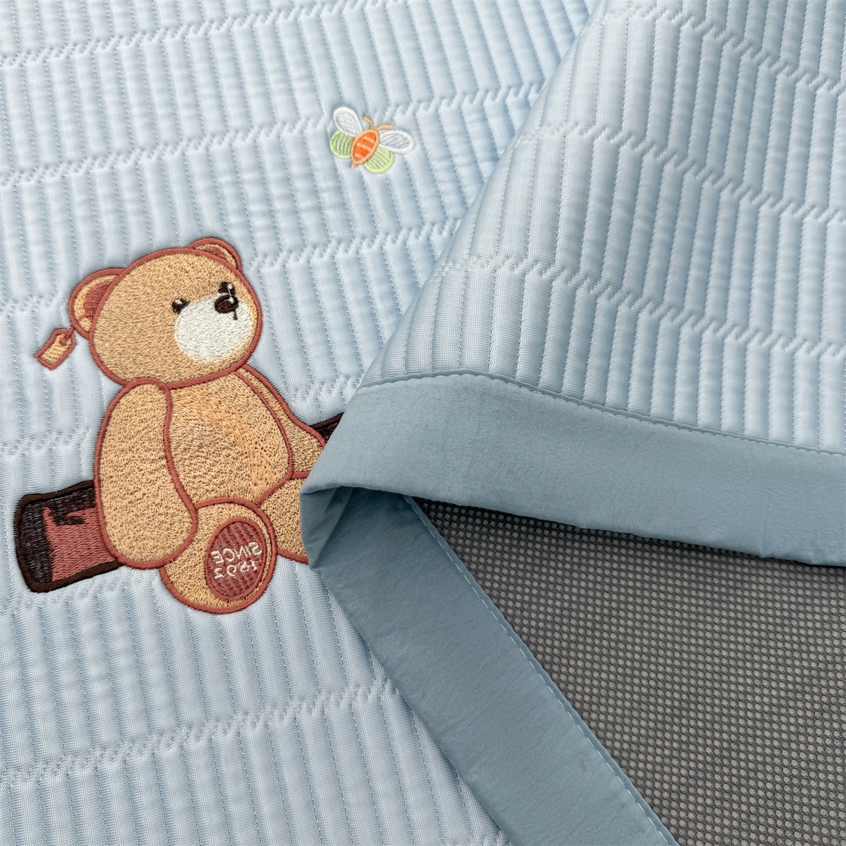 91家纺网 家纺一手货源 找家纺 慕木家纺 2026新款A类高端刺绣pe乙纶冰豆豆席爱兰系列正版授权（提供买家秀） 蓝屿泰迪-蓝床席款