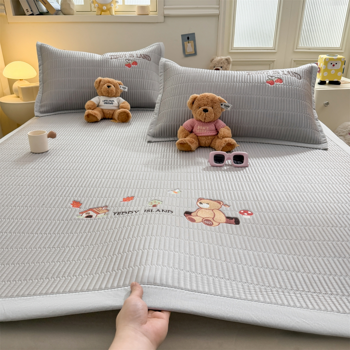 91家纺网 家纺一手货源 找家纺 慕木家纺 2026新款A类高端刺绣pe乙纶冰豆豆席爱兰系列正版授权（提供买家秀） 蓝屿泰迪-灰床席款