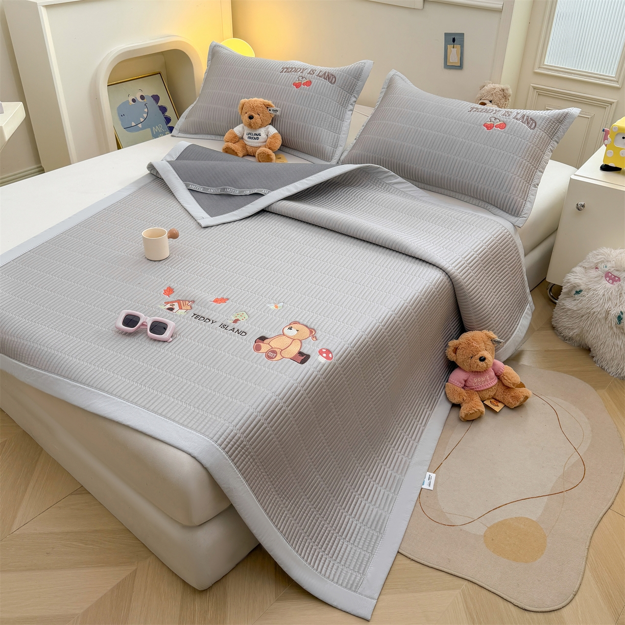 91家纺网 家纺一手货源 找家纺 慕木家纺 2026新款A类高端刺绣pe乙纶冰豆豆席爱兰系列正版授权（提供买家秀） 蓝屿泰迪-灰床席款