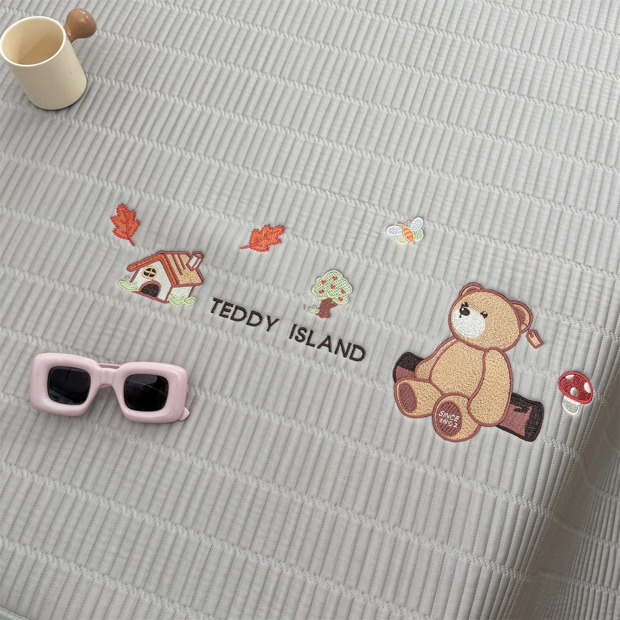 91家纺网 家纺一手货源 找家纺 慕木家纺 2026新款A类高端刺绣pe乙纶冰豆豆席爱兰系列正版授权（提供买家秀） 蓝屿泰迪-灰床席款