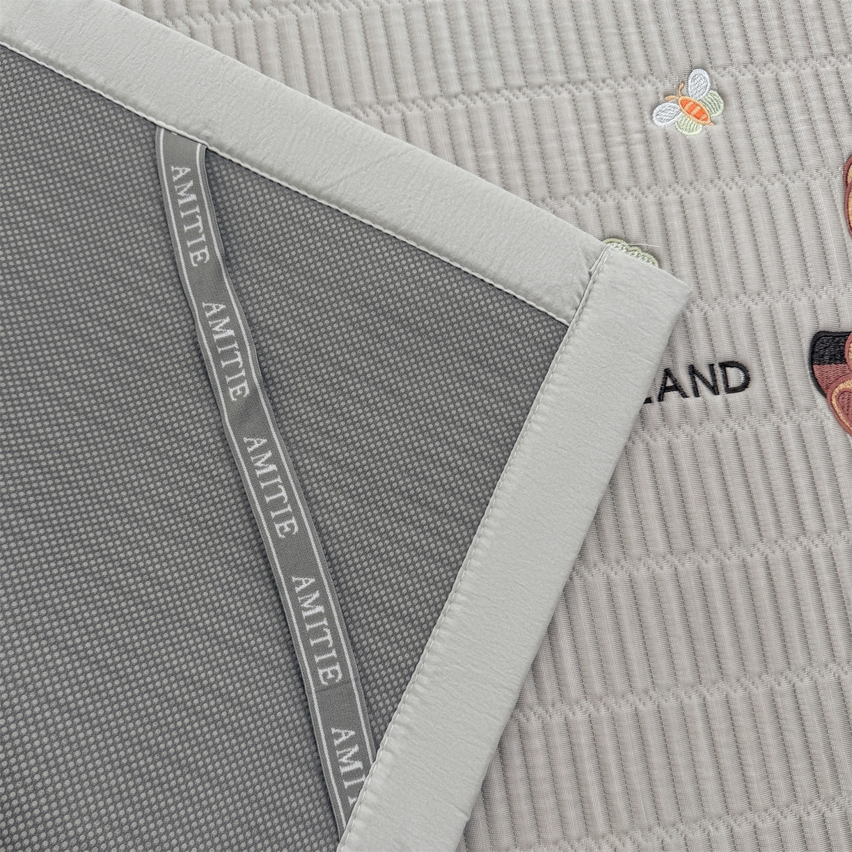 91家纺网 家纺一手货源 找家纺 慕木家纺 2026新款A类高端刺绣pe乙纶冰豆豆席爱兰系列正版授权（提供买家秀） 蓝屿泰迪-灰床席款