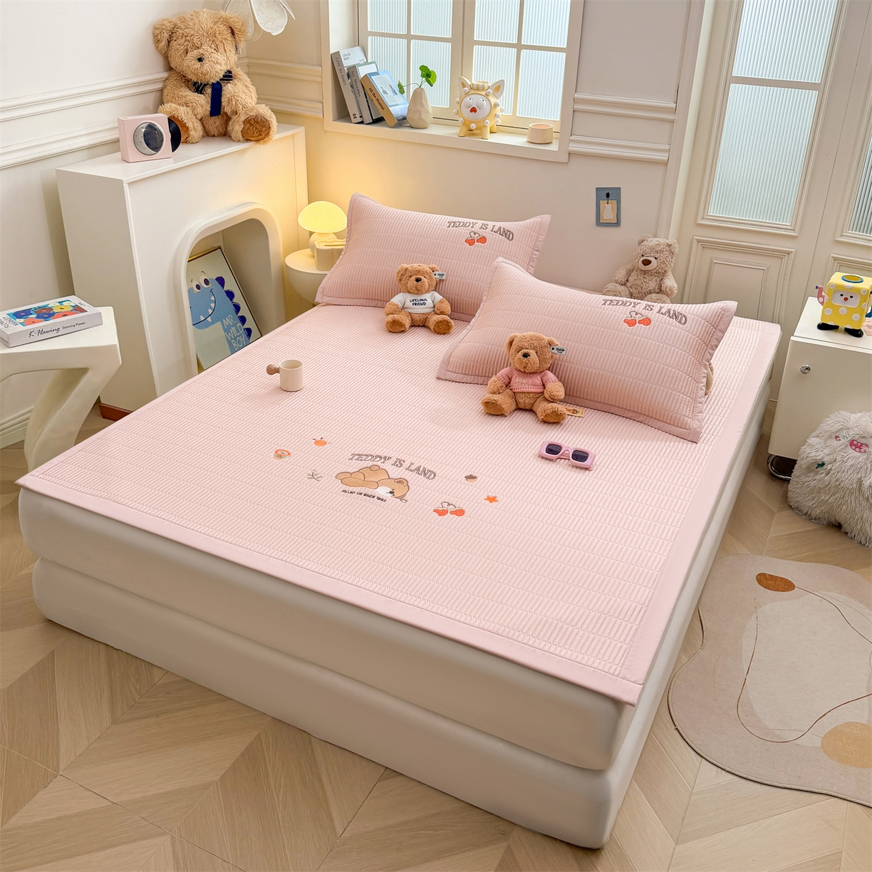 91家纺网 家纺一手货源 找家纺 慕木家纺 2026新款A类高端刺绣pe乙纶冰豆豆席爱兰系列正版授权（提供买家秀） 粉莓熊眠-粉床席款