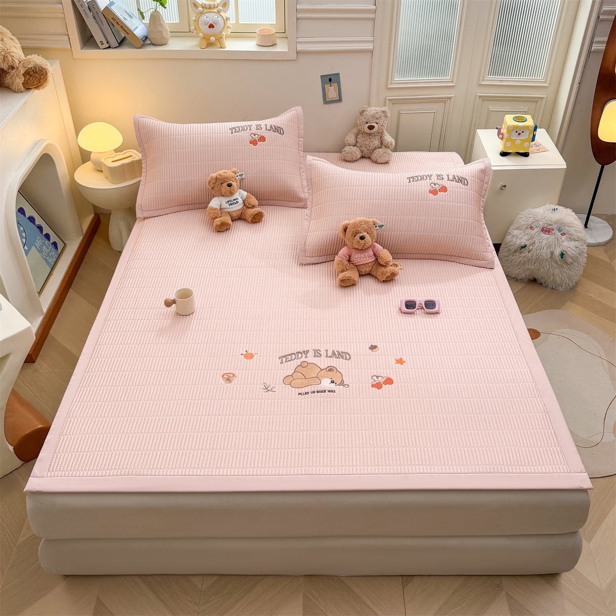 91家纺网 家纺一手货源 找家纺 慕木家纺 2026新款A类高端刺绣pe乙纶冰豆豆席爱兰系列正版授权（提供买家秀） 粉莓熊眠-粉床席款