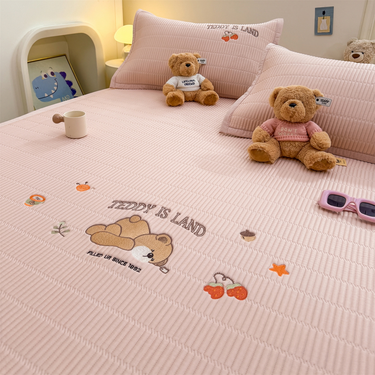 91家纺网 家纺一手货源 找家纺 慕木家纺 2026新款A类高端刺绣pe乙纶冰豆豆席爱兰系列正版授权（提供买家秀） 粉莓熊眠-粉床席款