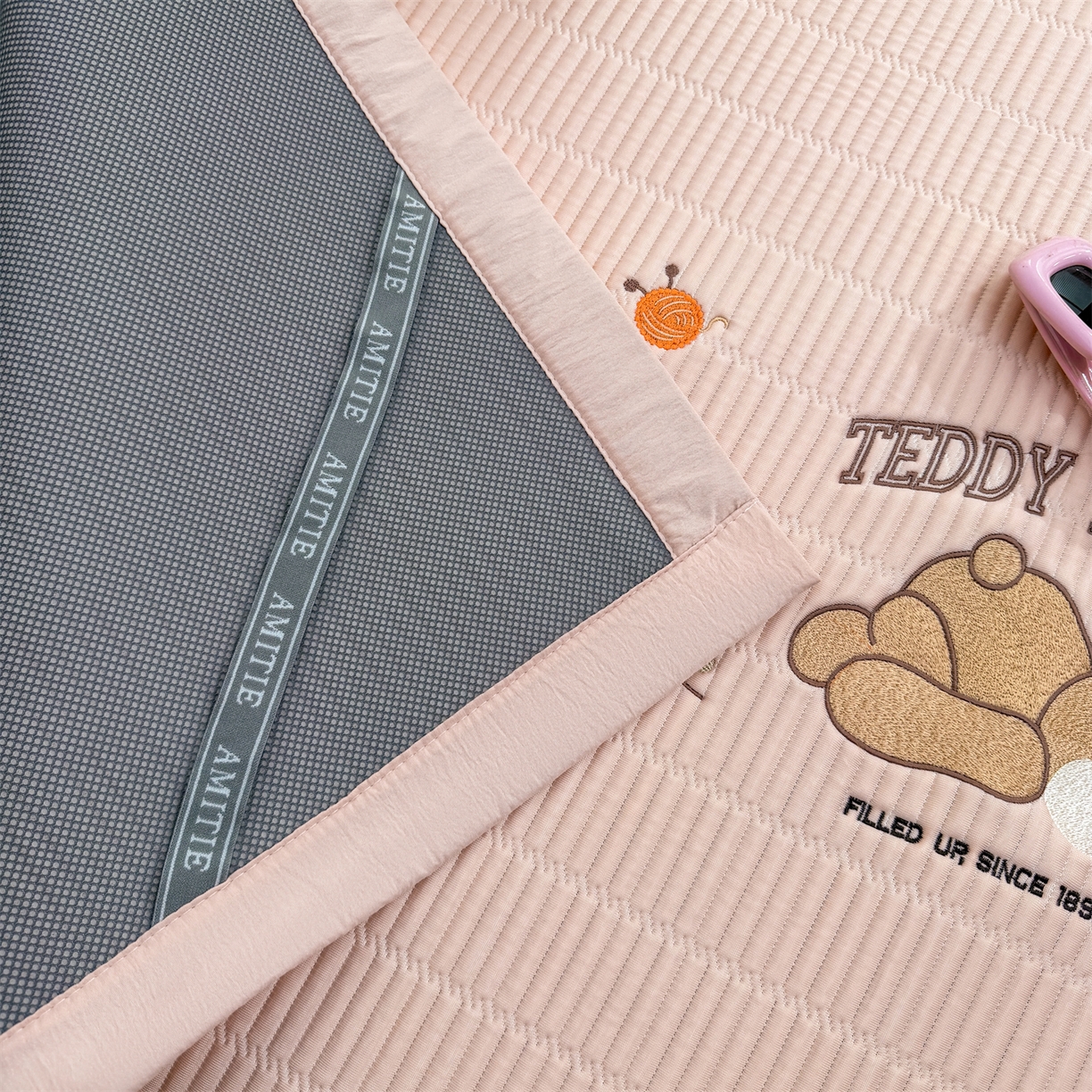 91家纺网 家纺一手货源 找家纺 慕木家纺 2026新款A类高端刺绣pe乙纶冰豆豆席爱兰系列正版授权（提供买家秀） 粉莓熊眠-粉床席款