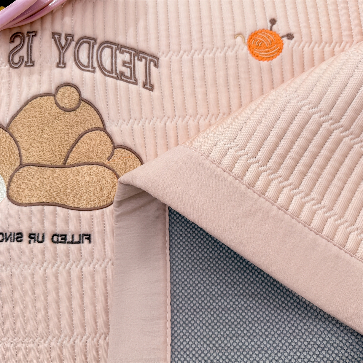 91家纺网 家纺一手货源 找家纺 慕木家纺 2026新款A类高端刺绣pe乙纶冰豆豆席爱兰系列正版授权（提供买家秀） 粉莓熊眠-粉床席款