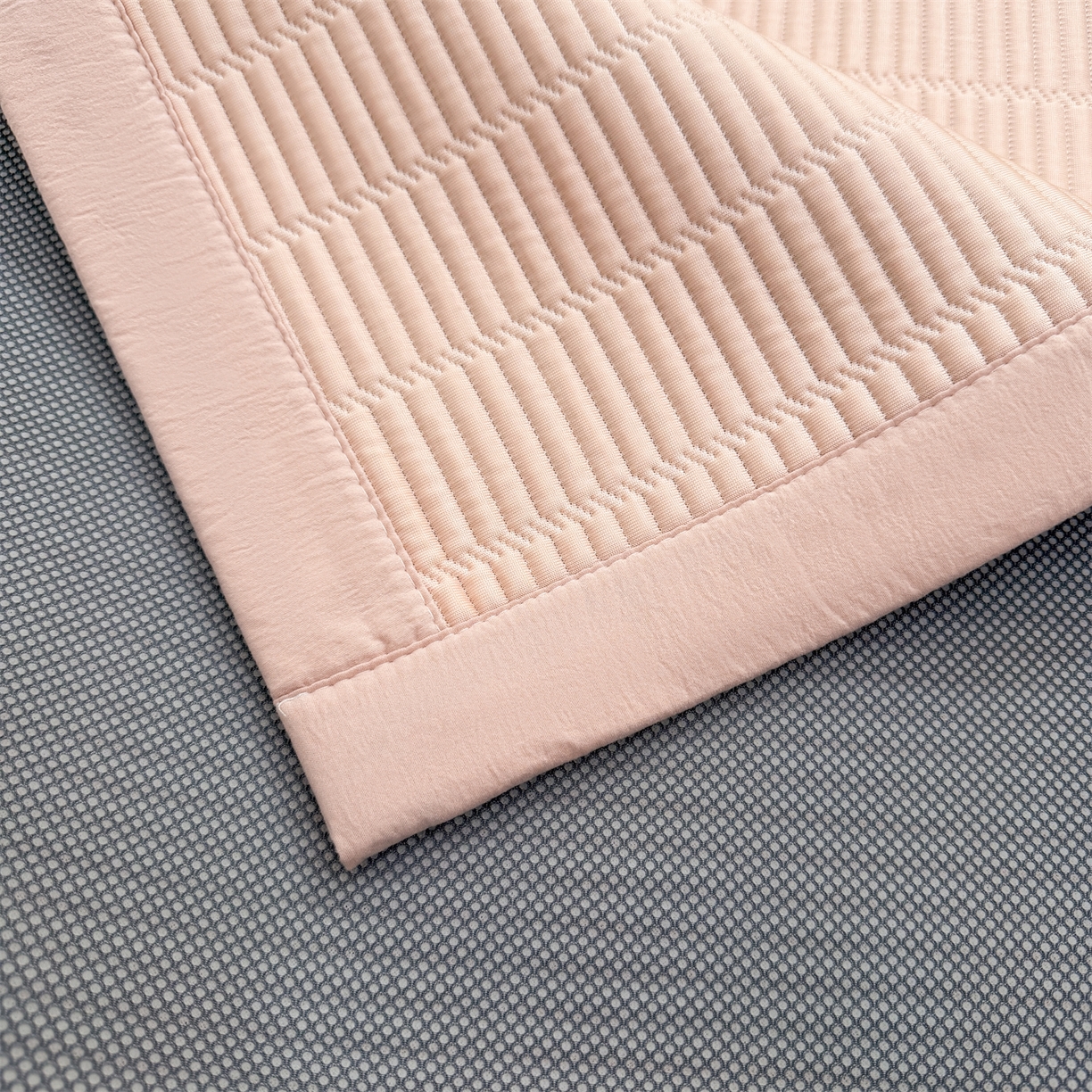 91家纺网 家纺一手货源 找家纺 慕木家纺 2026新款A类高端刺绣pe乙纶冰豆豆席爱兰系列正版授权（提供买家秀） 粉莓熊眠-粉床席款