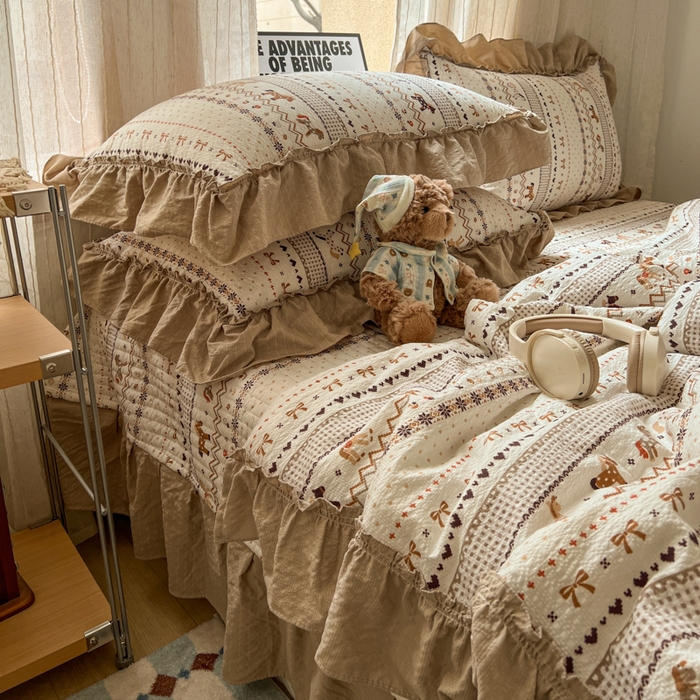 91家纺网 家纺一手货源 找家纺 禾沐 2026新款床盖款花边夏被四件套 栗色木马纹