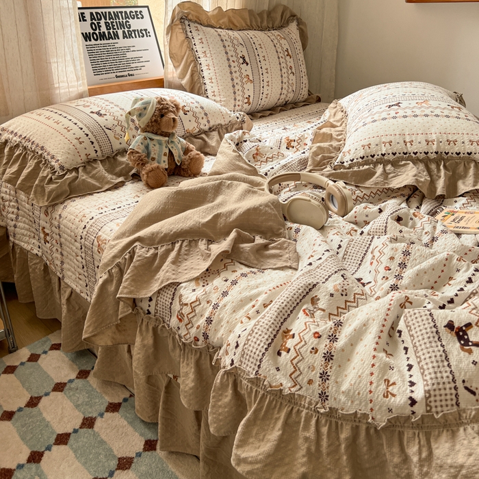 91家纺网 家纺一手货源 找家纺 禾沐 2026新款床盖款花边夏被四件套 栗色木马纹