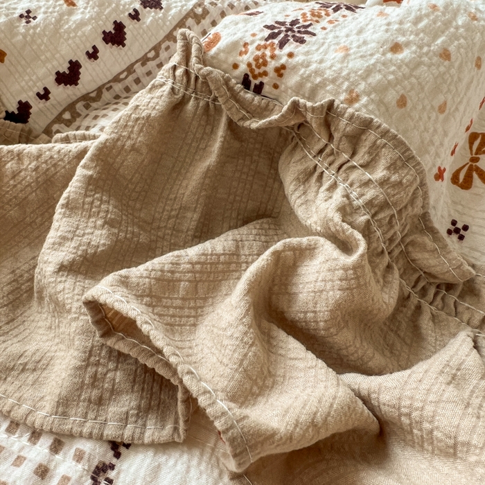 91家纺网 家纺一手货源 找家纺 禾沐 2026新款床盖款花边夏被四件套 栗色木马纹