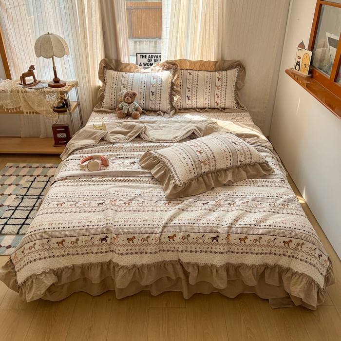 91家纺网 家纺一手货源 找家纺 禾沐 2026新款床盖款花边夏被四件套 栗色木马纹