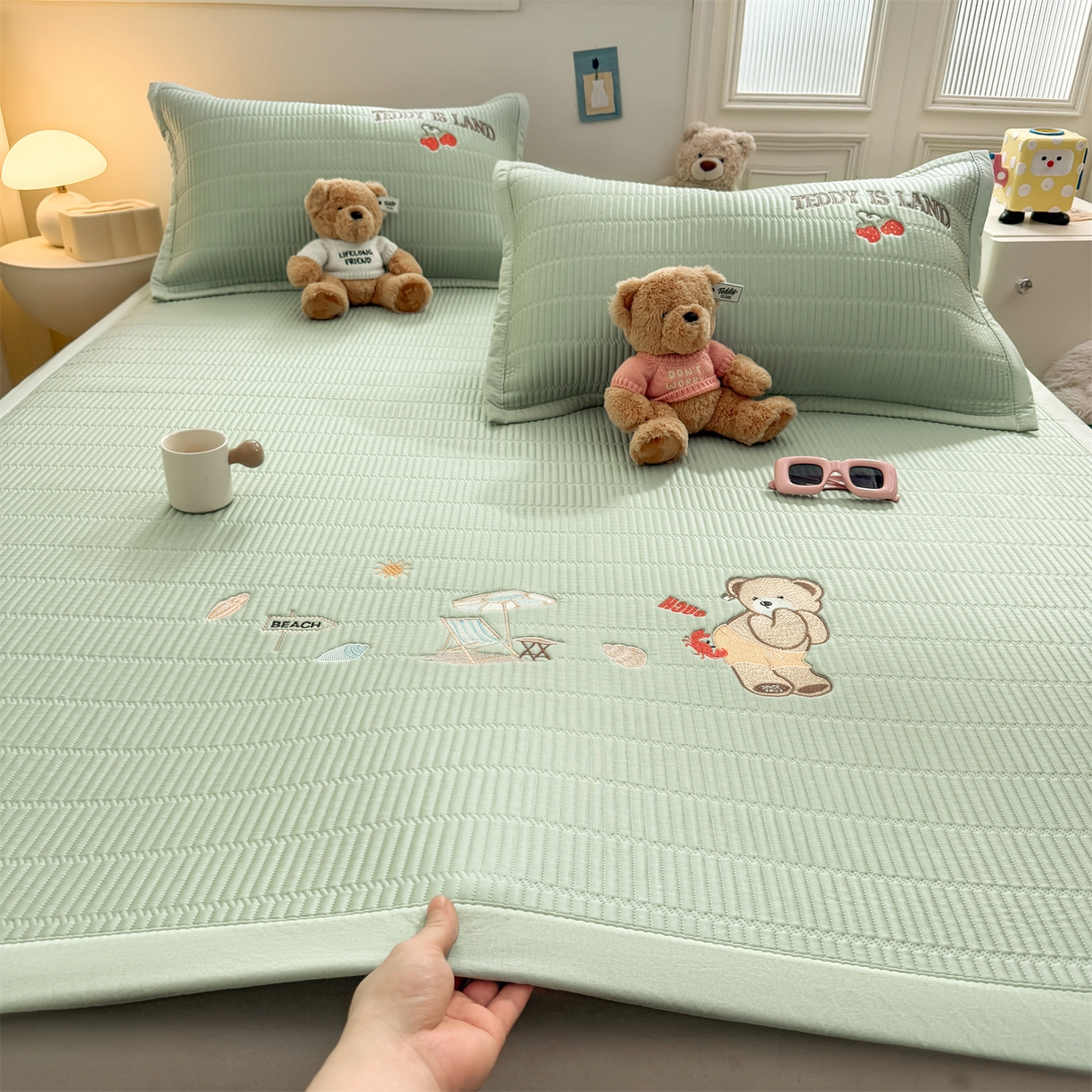 91家纺网 家纺一手货源 找家纺 慕木家纺 2026新款A类高端刺绣pe乙纶冰豆豆席爱兰系列正版授权（提供买家秀） 青屿熊语-绿床席款