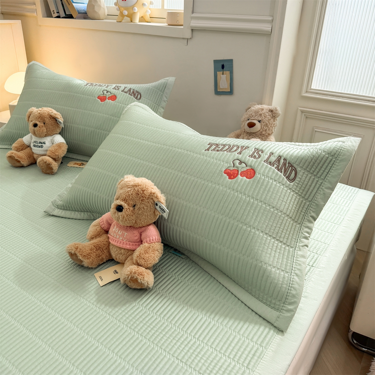 91家纺网 家纺一手货源 找家纺 慕木家纺 2026新款A类高端刺绣pe乙纶冰豆豆席爱兰系列正版授权（提供买家秀） 青屿熊语-绿床席款