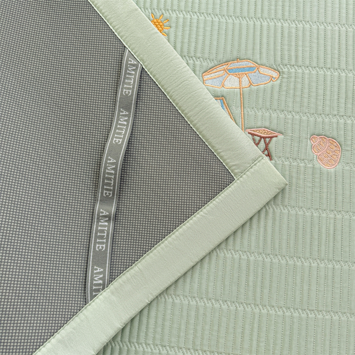 91家纺网 家纺一手货源 找家纺 慕木家纺 2026新款A类高端刺绣pe乙纶冰豆豆席爱兰系列正版授权（提供买家秀） 青屿熊语-绿床席款