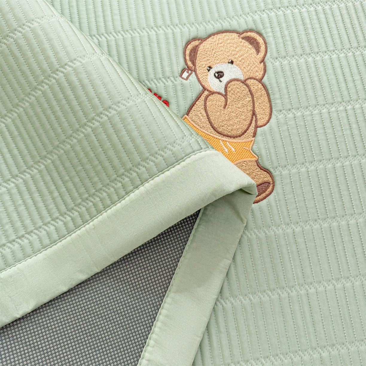 91家纺网 家纺一手货源 找家纺 慕木家纺 2026新款A类高端刺绣pe乙纶冰豆豆席爱兰系列正版授权（提供买家秀） 青屿熊语-绿床席款