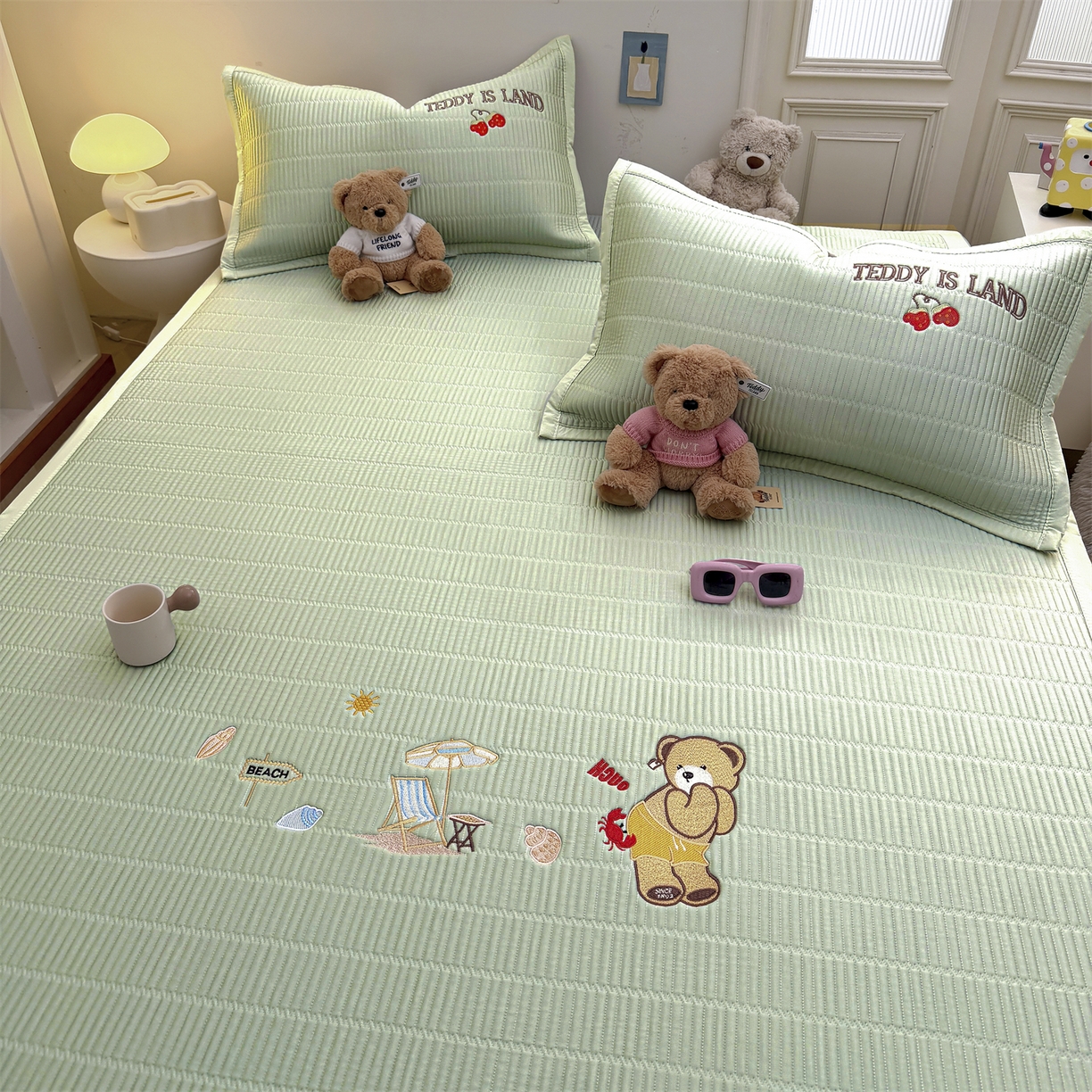 91家纺网 家纺一手货源 找家纺 慕木家纺 2026新款A类高端刺绣pe乙纶冰豆豆席爱兰系列正版授权（提供买家秀） 青屿熊语-绿床席款