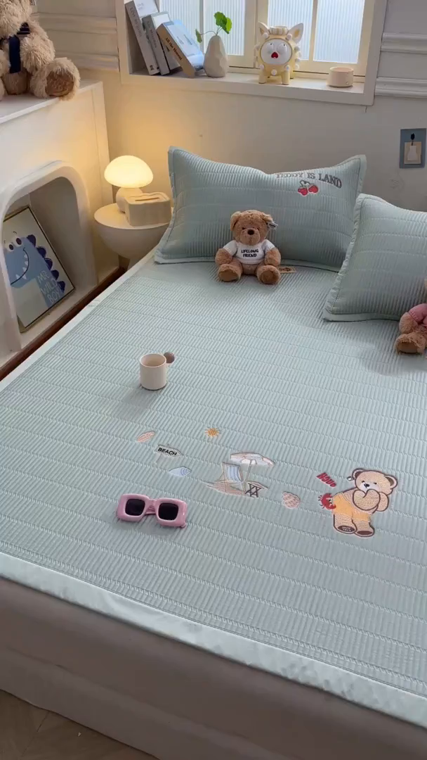 91家纺网 家纺一手货源 找家纺 慕木家纺 2026新款A类高端刺绣pe乙纶冰豆豆席爱兰系列正版授权（提供买家秀） 青屿熊语-绿床席款