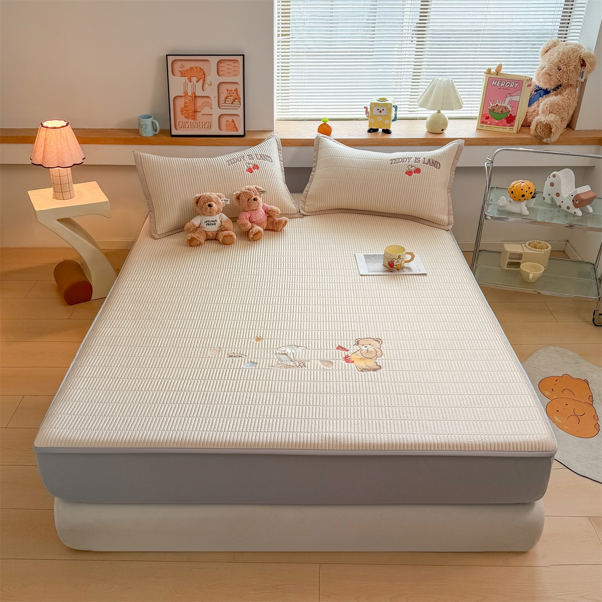 91家纺网 家纺一手货源 找家纺 慕木家纺 2026新款A类高端刺绣pe乙纶冰豆豆席爱兰系列正版授权（提供买家秀） 青屿熊语-米白床笠款