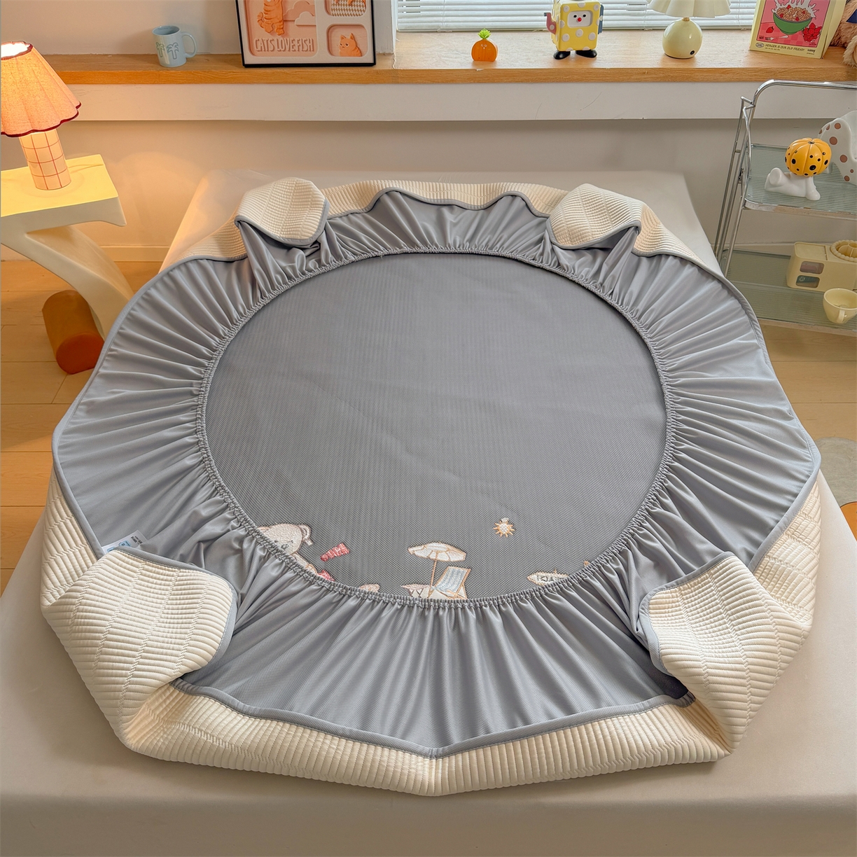 91家纺网 家纺一手货源 找家纺 慕木家纺 2026新款A类高端刺绣pe乙纶冰豆豆席爱兰系列正版授权（提供买家秀） 青屿熊语-米白床笠款