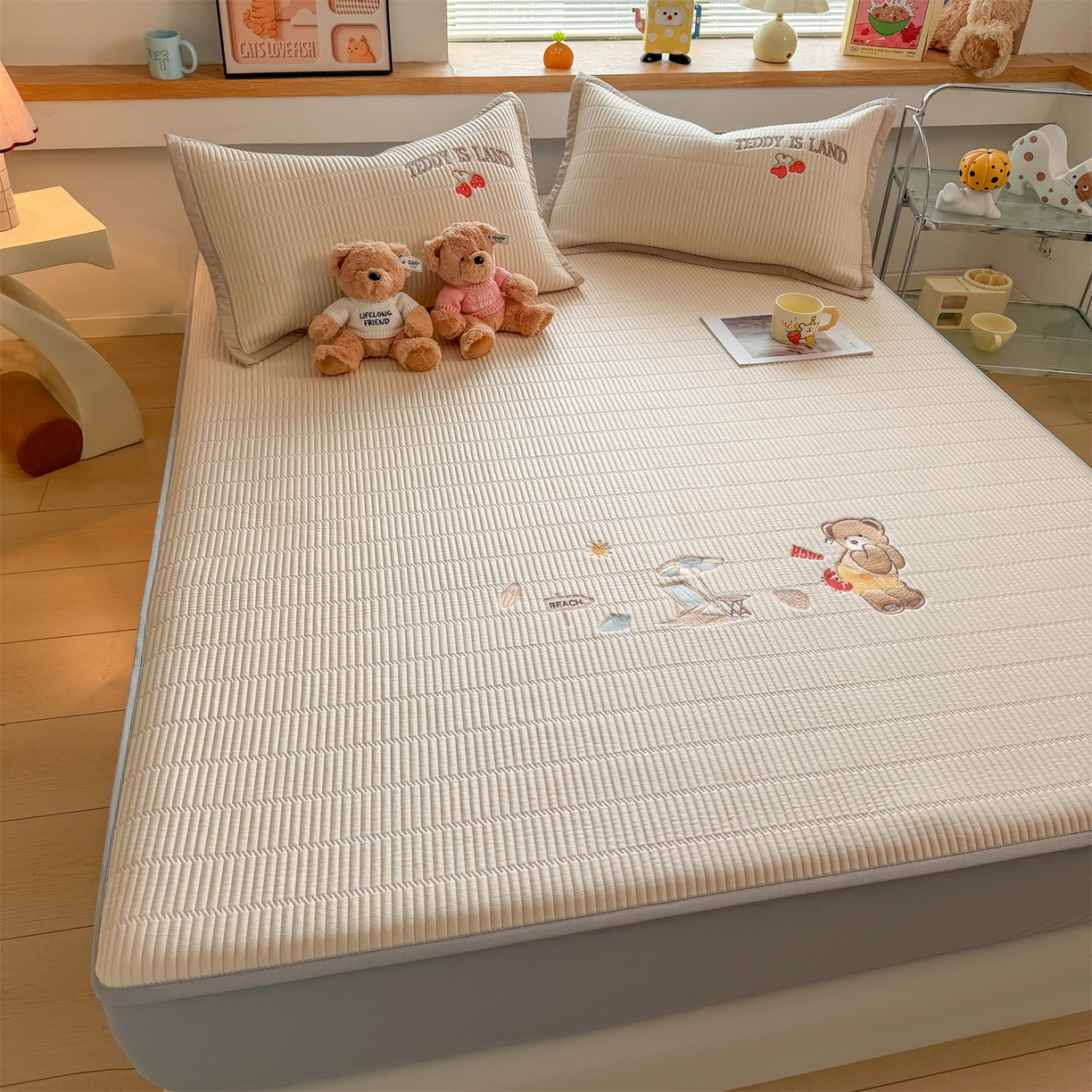 91家纺网 家纺一手货源 找家纺 慕木家纺 2026新款A类高端刺绣pe乙纶冰豆豆席爱兰系列正版授权（提供买家秀） 青屿熊语-米白床笠款