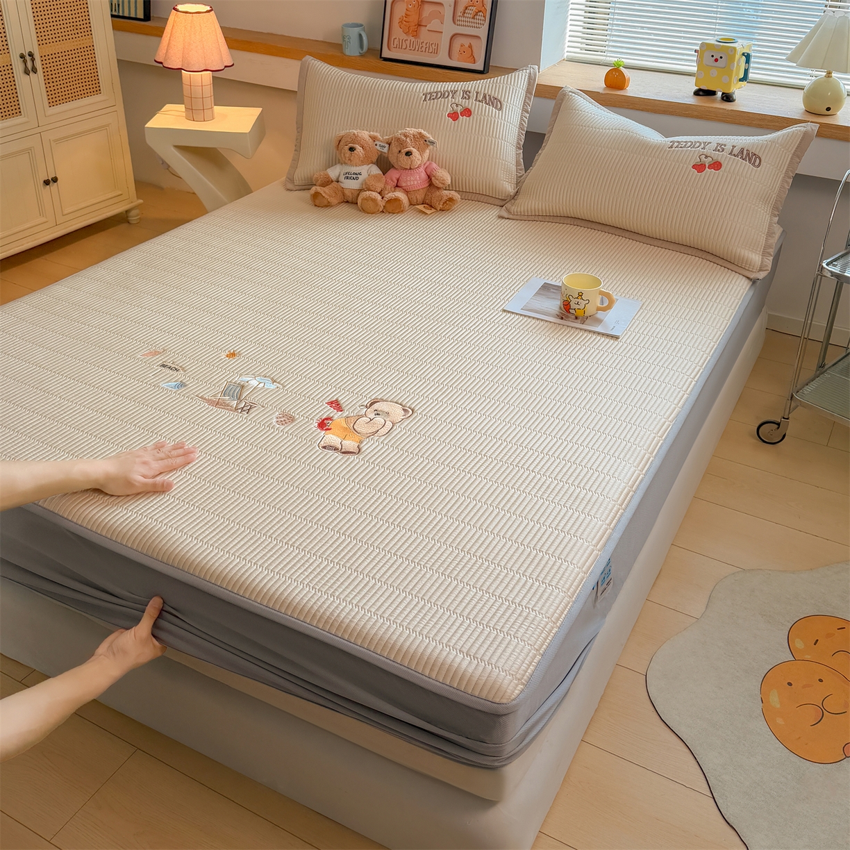 91家纺网 家纺一手货源 找家纺 慕木家纺 2026新款A类高端刺绣pe乙纶冰豆豆席爱兰系列正版授权（提供买家秀） 青屿熊语-米白床笠款