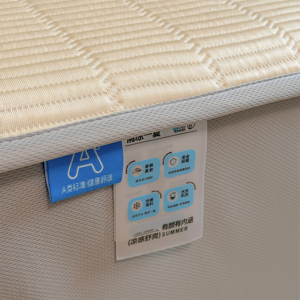 91家纺网 家纺一手货源 找家纺 慕木家纺 2026新款A类高端刺绣pe乙纶冰豆豆席爱兰系列正版授权（提供买家秀） 青屿熊语-米白床笠款