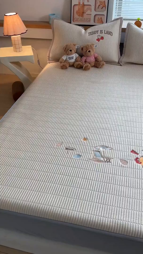 91家纺网 家纺一手货源 找家纺 慕木家纺 2026新款A类高端刺绣pe乙纶冰豆豆席爱兰系列正版授权（提供买家秀） 青屿熊语-米白床笠款