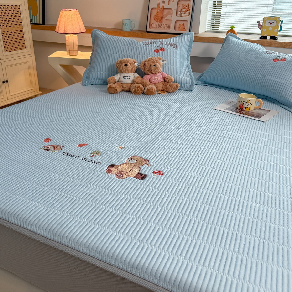 91家纺网 家纺一手货源 找家纺 慕木家纺 2026新款A类高端刺绣pe乙纶冰豆豆席爱兰系列正版授权（提供买家秀） 蓝屿泰迪-蓝床笠款