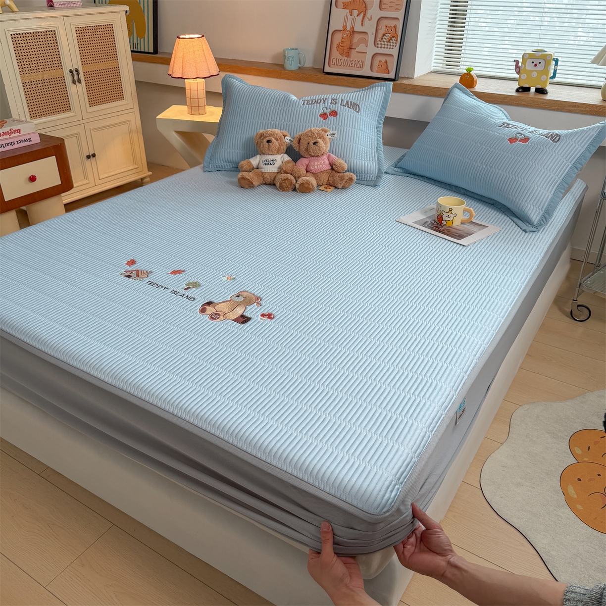 91家纺网 家纺一手货源 找家纺 慕木家纺 2026新款A类高端刺绣pe乙纶冰豆豆席爱兰系列正版授权（提供买家秀） 蓝屿泰迪-蓝床笠款