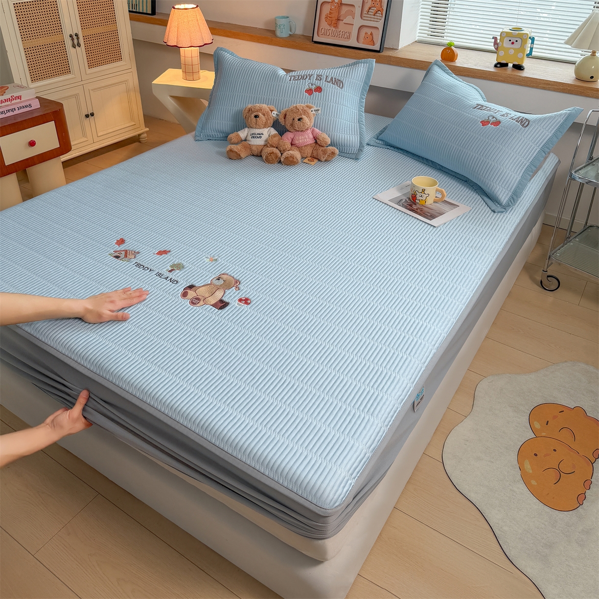 91家纺网 家纺一手货源 找家纺 慕木家纺 2026新款A类高端刺绣pe乙纶冰豆豆席爱兰系列正版授权（提供买家秀） 蓝屿泰迪-蓝床笠款