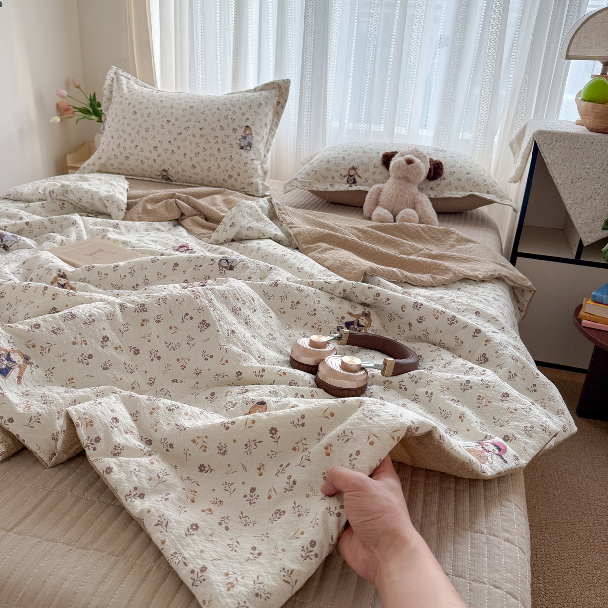 91家纺网 家纺一手货源 找家纺 禾沐 2026新款云感泡芙棉泡芙纱床盖夏被四件套 花间娃娃