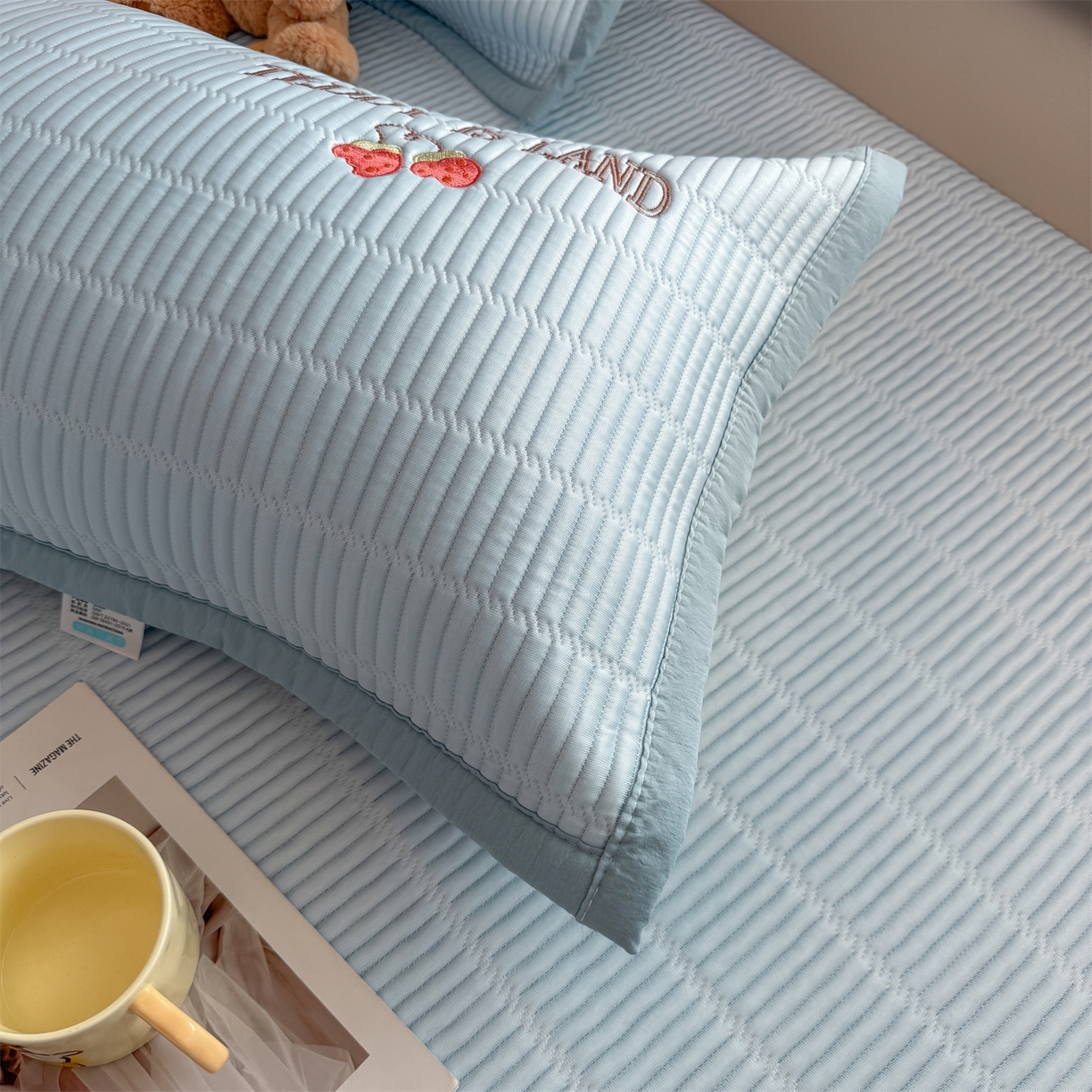 91家纺网 家纺一手货源 找家纺 慕木家纺 2026新款A类高端刺绣pe乙纶冰豆豆席爱兰系列正版授权（提供买家秀） 蓝屿泰迪-蓝床笠款