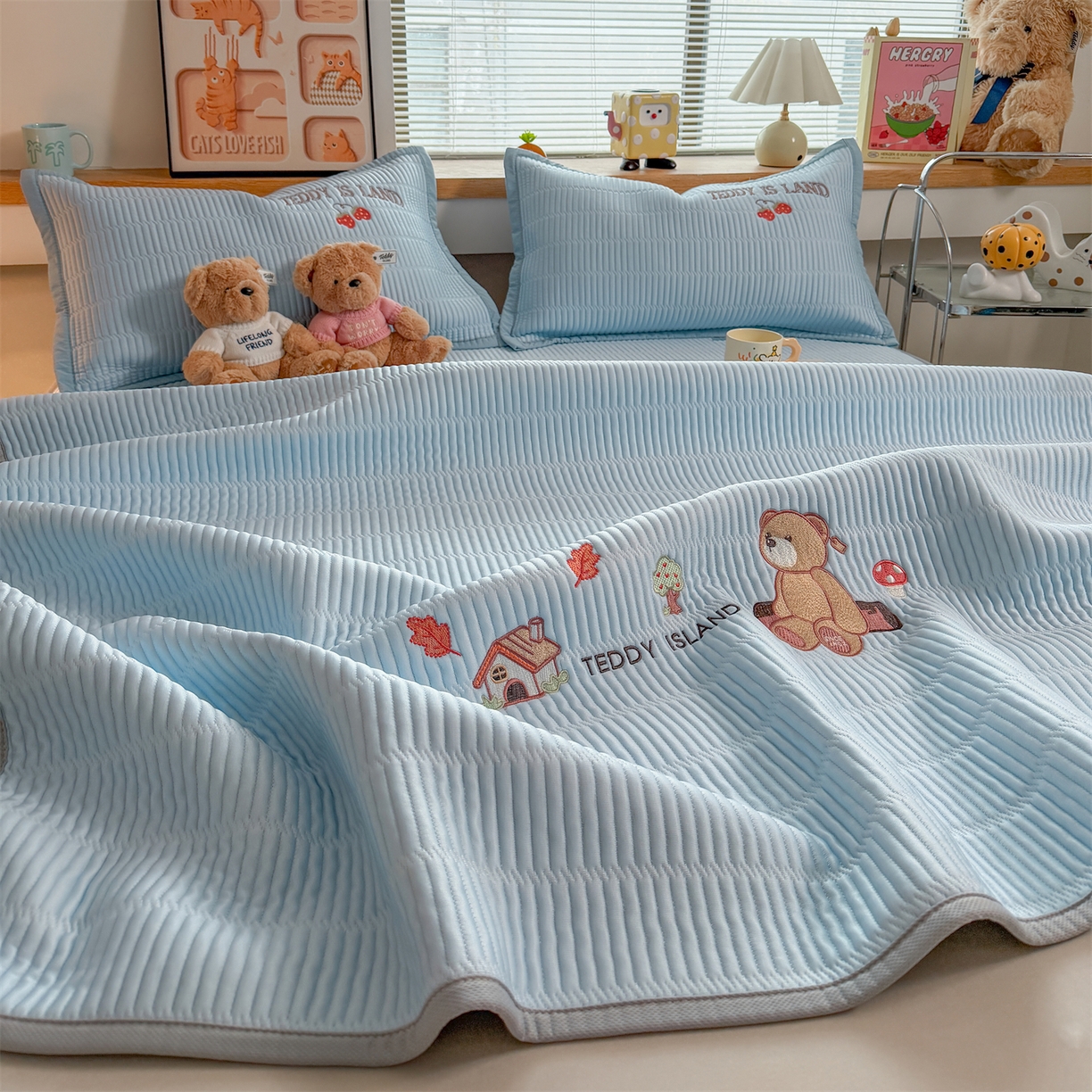 91家纺网 家纺一手货源 找家纺 慕木家纺 2026新款A类高端刺绣pe乙纶冰豆豆席爱兰系列正版授权（提供买家秀） 蓝屿泰迪-蓝床笠款