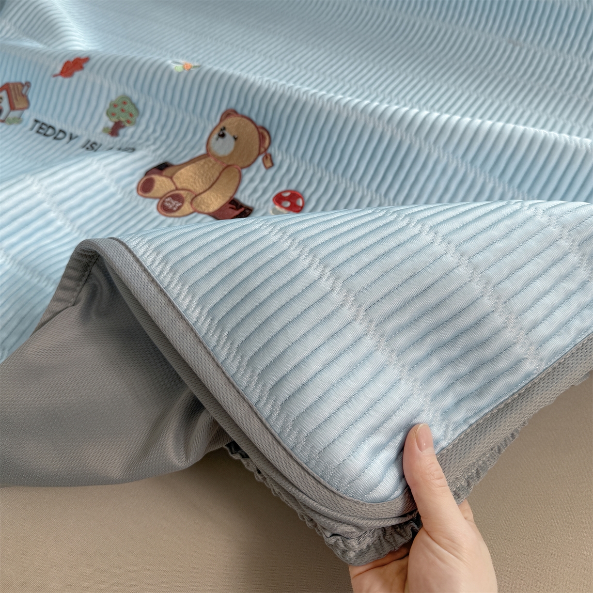 91家纺网 家纺一手货源 找家纺 慕木家纺 2026新款A类高端刺绣pe乙纶冰豆豆席爱兰系列正版授权（提供买家秀） 蓝屿泰迪-蓝床笠款