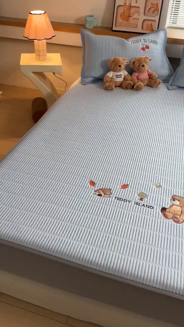 91家纺网 家纺一手货源 找家纺 慕木家纺 2026新款A类高端刺绣pe乙纶冰豆豆席爱兰系列正版授权（提供买家秀） 蓝屿泰迪-蓝床笠款