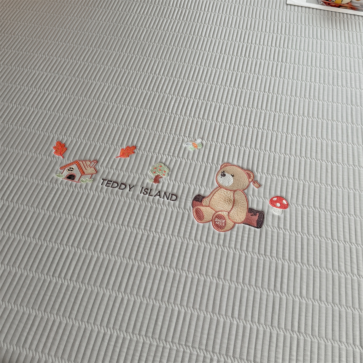 91家纺网 家纺一手货源 找家纺 慕木家纺 2026新款A类高端刺绣pe乙纶冰豆豆席爱兰系列正版授权（提供买家秀） 蓝屿泰迪-灰床笠款