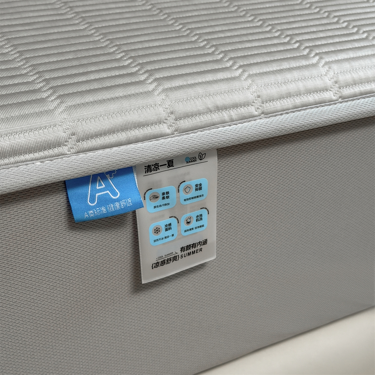 91家纺网 家纺一手货源 找家纺 慕木家纺 2026新款A类高端刺绣pe乙纶冰豆豆席爱兰系列正版授权（提供买家秀） 蓝屿泰迪-灰床笠款