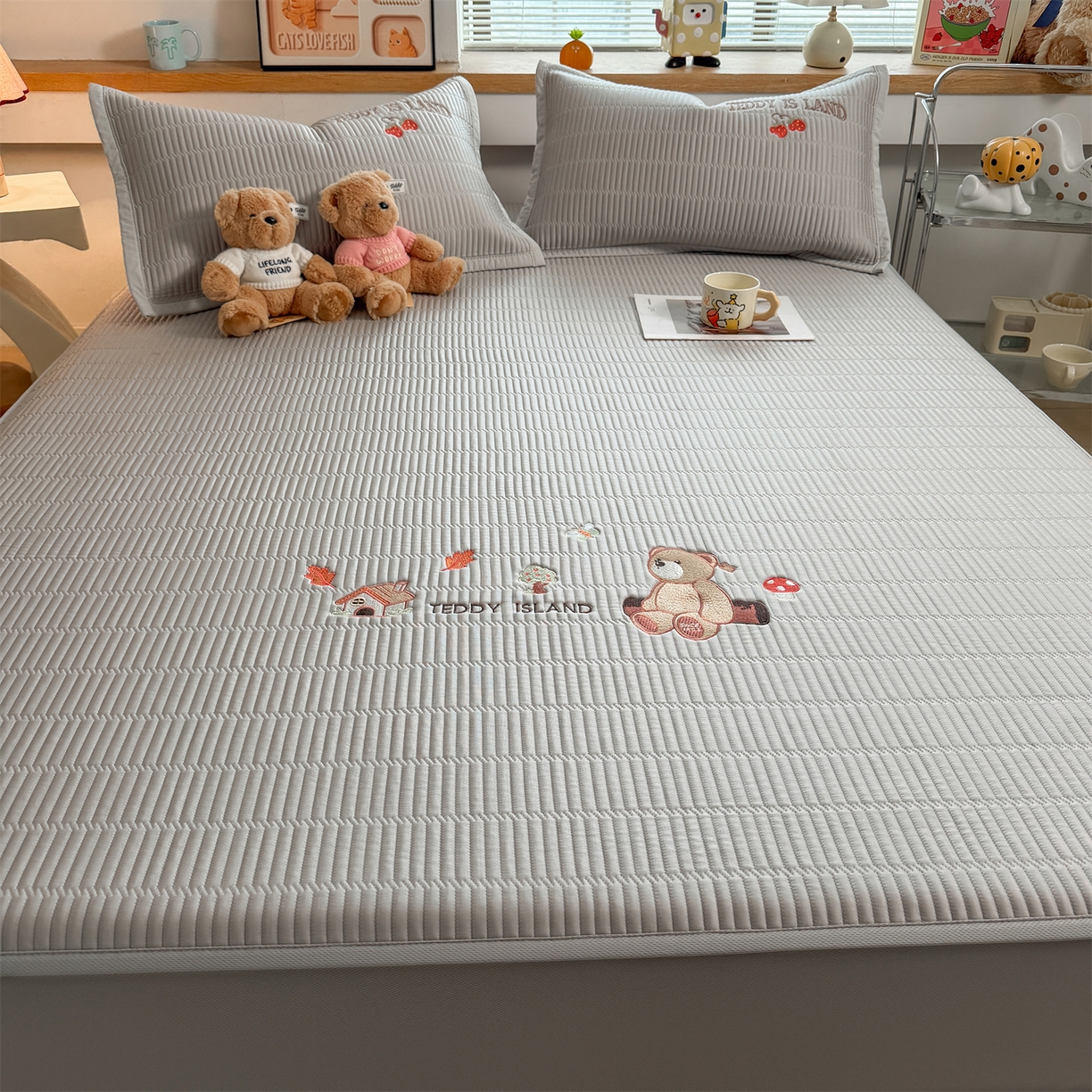 91家纺网 家纺一手货源 找家纺 慕木家纺 2026新款A类高端刺绣pe乙纶冰豆豆席爱兰系列正版授权（提供买家秀） 蓝屿泰迪-灰床笠款