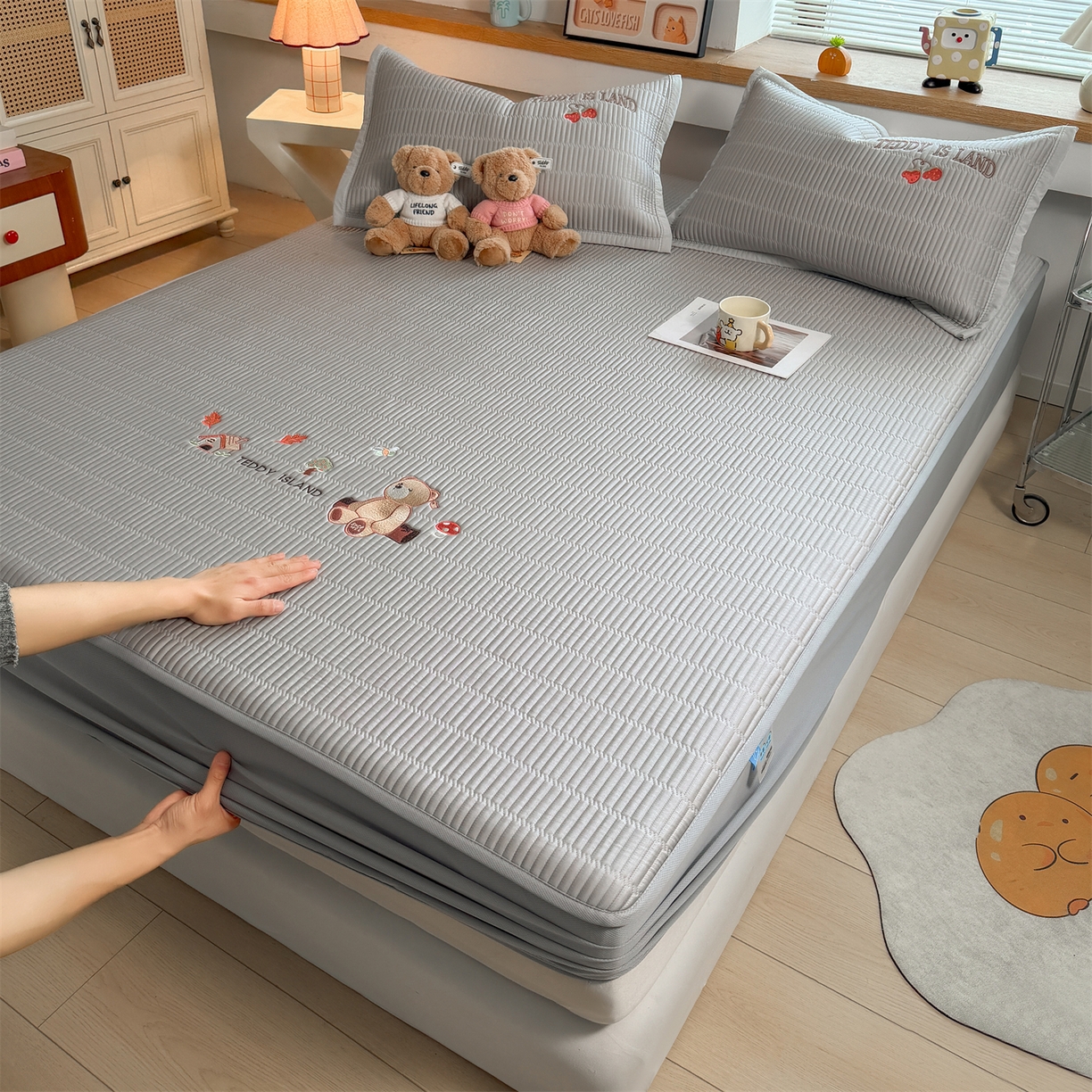 91家纺网 家纺一手货源 找家纺 慕木家纺 2026新款A类高端刺绣pe乙纶冰豆豆席爱兰系列正版授权（提供买家秀） 蓝屿泰迪-灰床笠款