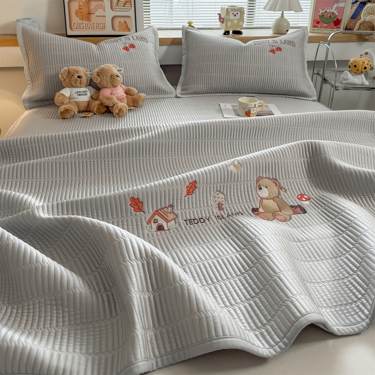 91家纺网 家纺一手货源 找家纺 慕木家纺 2026新款A类高端刺绣pe乙纶冰豆豆席爱兰系列正版授权（提供买家秀） 蓝屿泰迪-灰床笠款