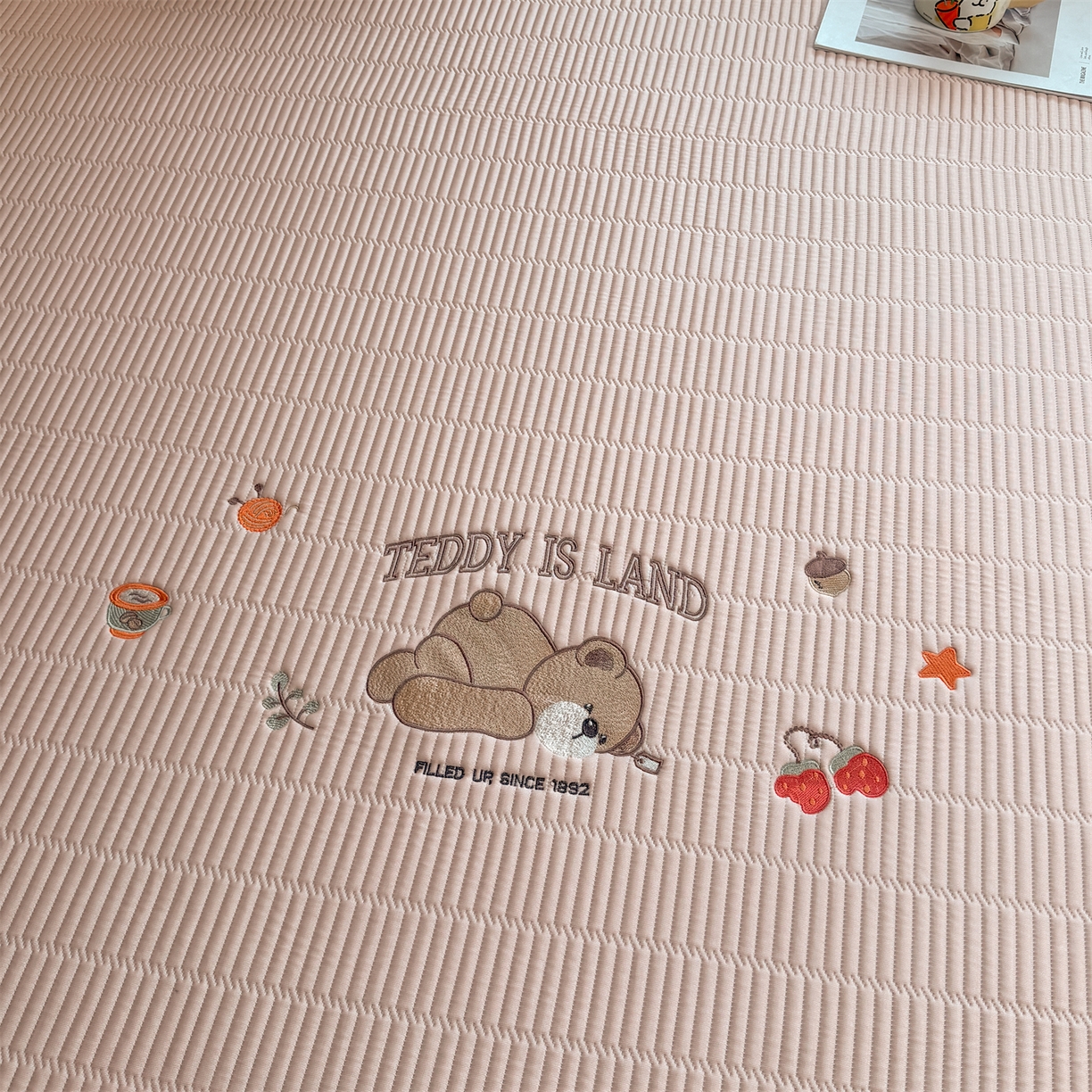 91家纺网 家纺一手货源 找家纺 慕木家纺 2026新款A类高端刺绣pe乙纶冰豆豆席爱兰系列正版授权（提供买家秀） 粉莓熊眠-粉床笠款